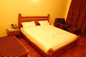 Club Double Room, 1 King Bed | Select Comfort beds, rollaway beds, free WiFi - Raahat Inn Kodaikanal (Kodaikanal)