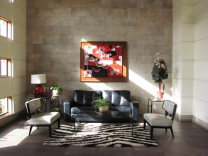 Lobby sitting area - Apart Hotel Plaza Suite Cochrane (Concepción)