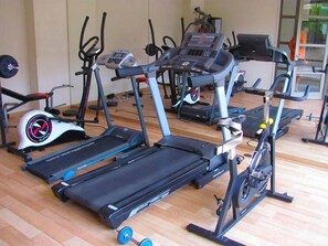 Gym - Apart Hotel Plaza Suite Cochrane (Concepción)