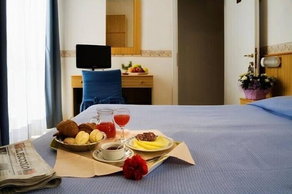 In-room safe, desk, free WiFi