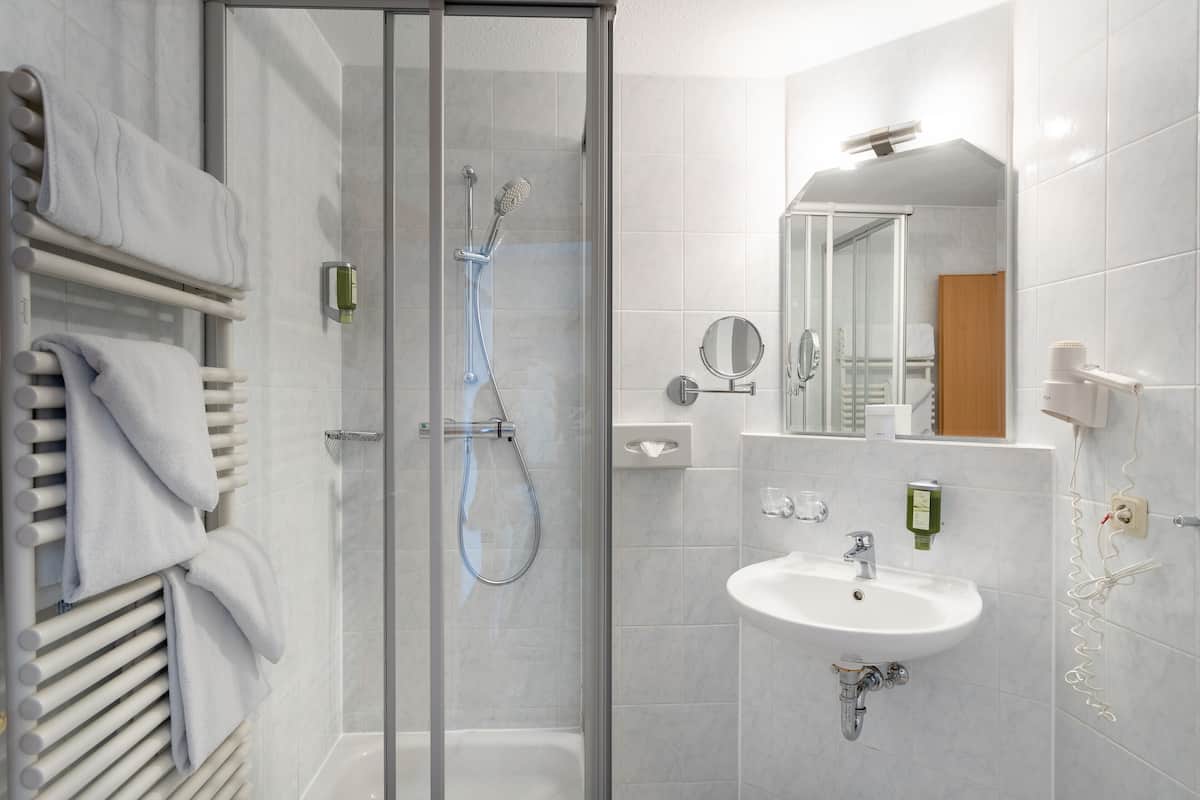 standard double room | bathroom | free toiletries, hair dryer, slippers, towels