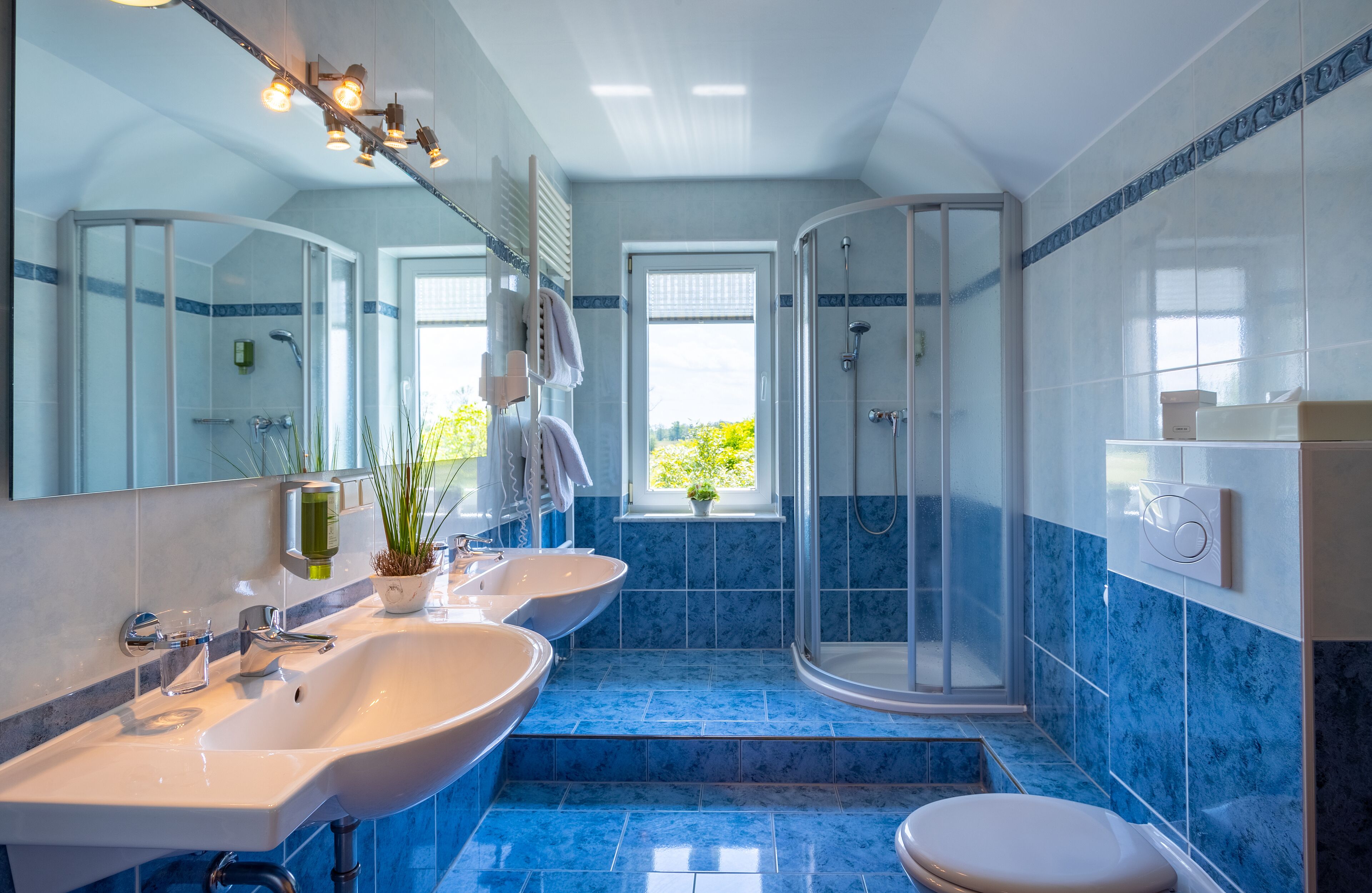 executive double room | bathroom | free toiletries, hair dryer, slippers, towels