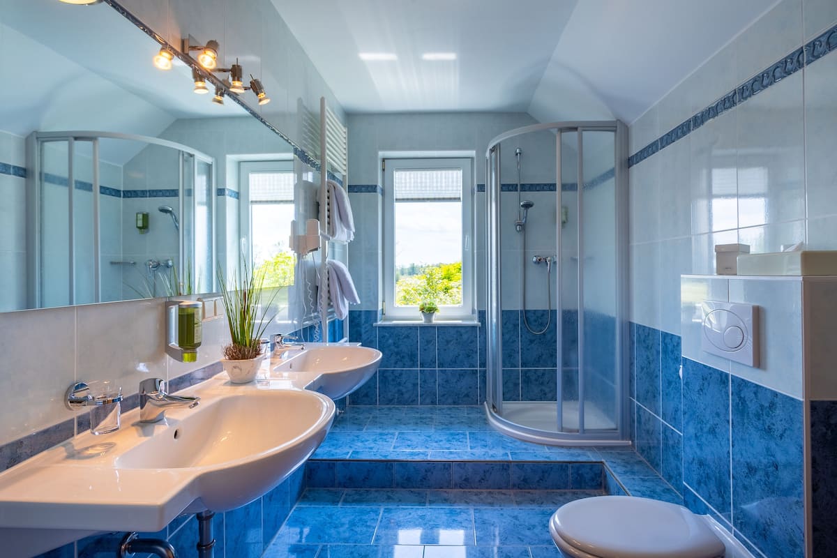 executive double room | bathroom | free toiletries, hair dryer, slippers, towels