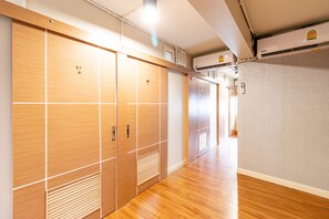 Habitación individual, solo para mujeres | Wifi gratis y ropa de cama 