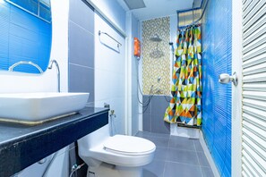 Family Quadruple Room | Bathroom | Shower, free toiletries, hair dryer, towels - Oun Residence (Hat Yai)