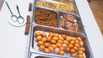 Een buffet met verschillende soorten eten en bestek.