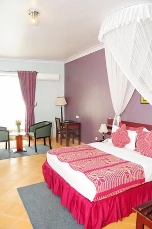 Dobbeltrom – standard | Sengetøy av topp kvalitet, minibar, safe på rommet og skrivebord