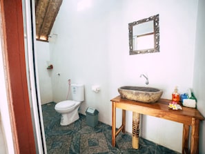 Bungalow, vue jardin | Salle de bain | Articles de toilette gratuits, serviettes fournies