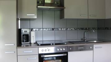 KĂŒhlschrank, Ofen, GeschirrspĂŒler, Wasserkocher mit Kaffee-/Teezubehör