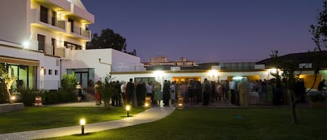 Façade de lâhĂ©bergement â soirĂ©e/nuit