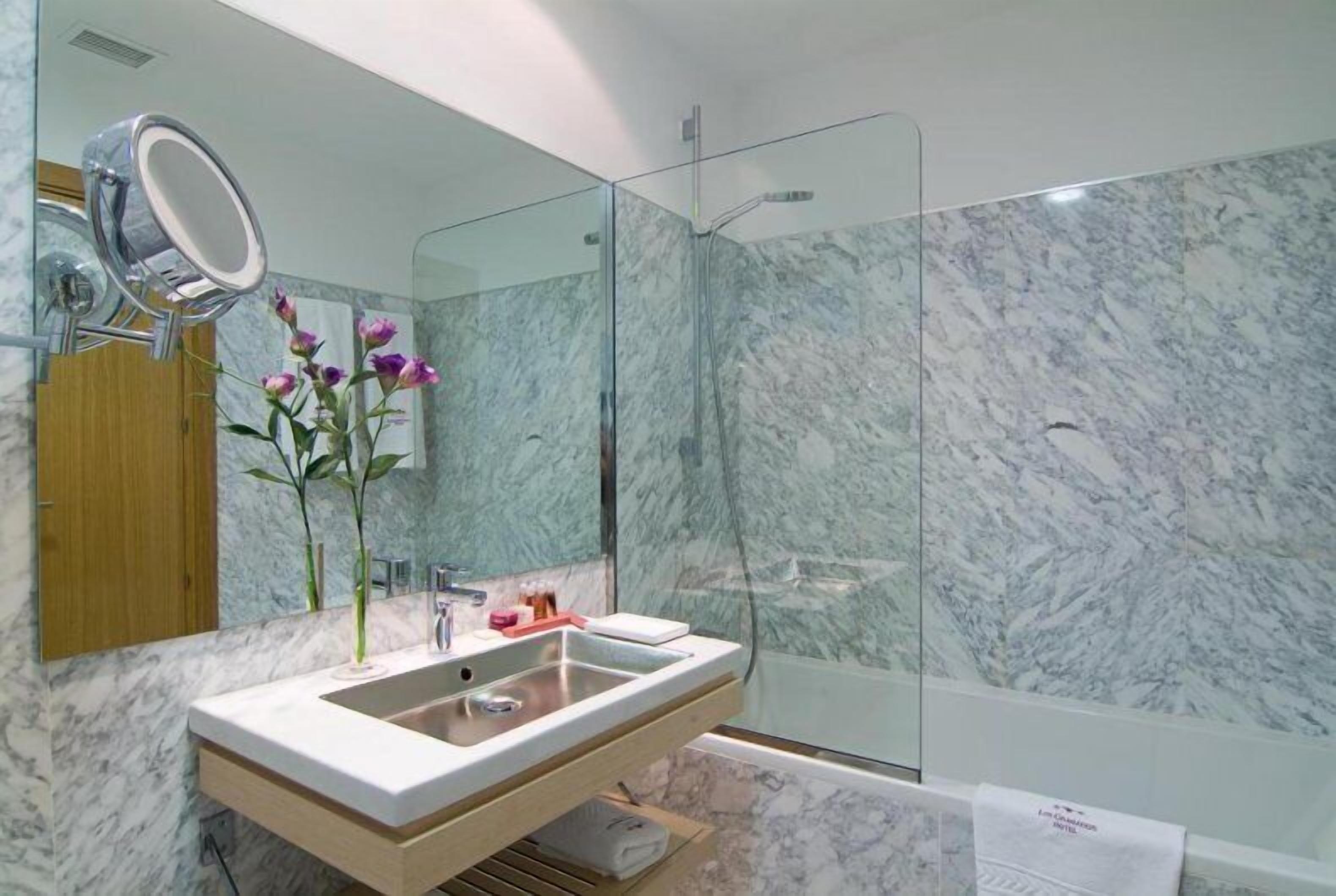 Habitación con 2 camas individuales | Baño | Artículos de higiene personal gratuitos, secador de pelo y toallas