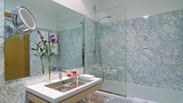 Habitación con 2 camas individuales | Baño | Artículos de higiene personal gratuitos, secador de pelo y toallas