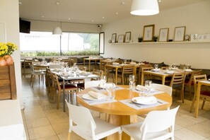 Ze serveren er ontbijt, lunch en diner 