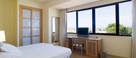 Minibar, escritorio y sistema de insonorización