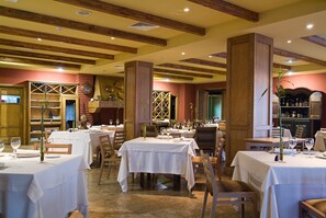 Serveert ontbijt, lunch, diner, rauwe gerechten