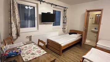 Tremannsrom – comfort, 3 enkeltsenger, ikke-røyk, kjøleskap og mikrobølgeovn | Minibar, skrivebord for bærbar PC og blendingsgardiner