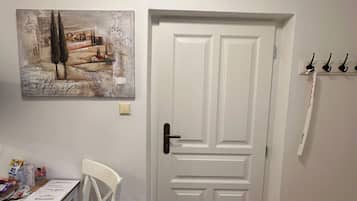 Habitación clásica con 2 camas individuales | Minibar, tabla de planchar con plancha, cunas (de pago) y wifi gratis