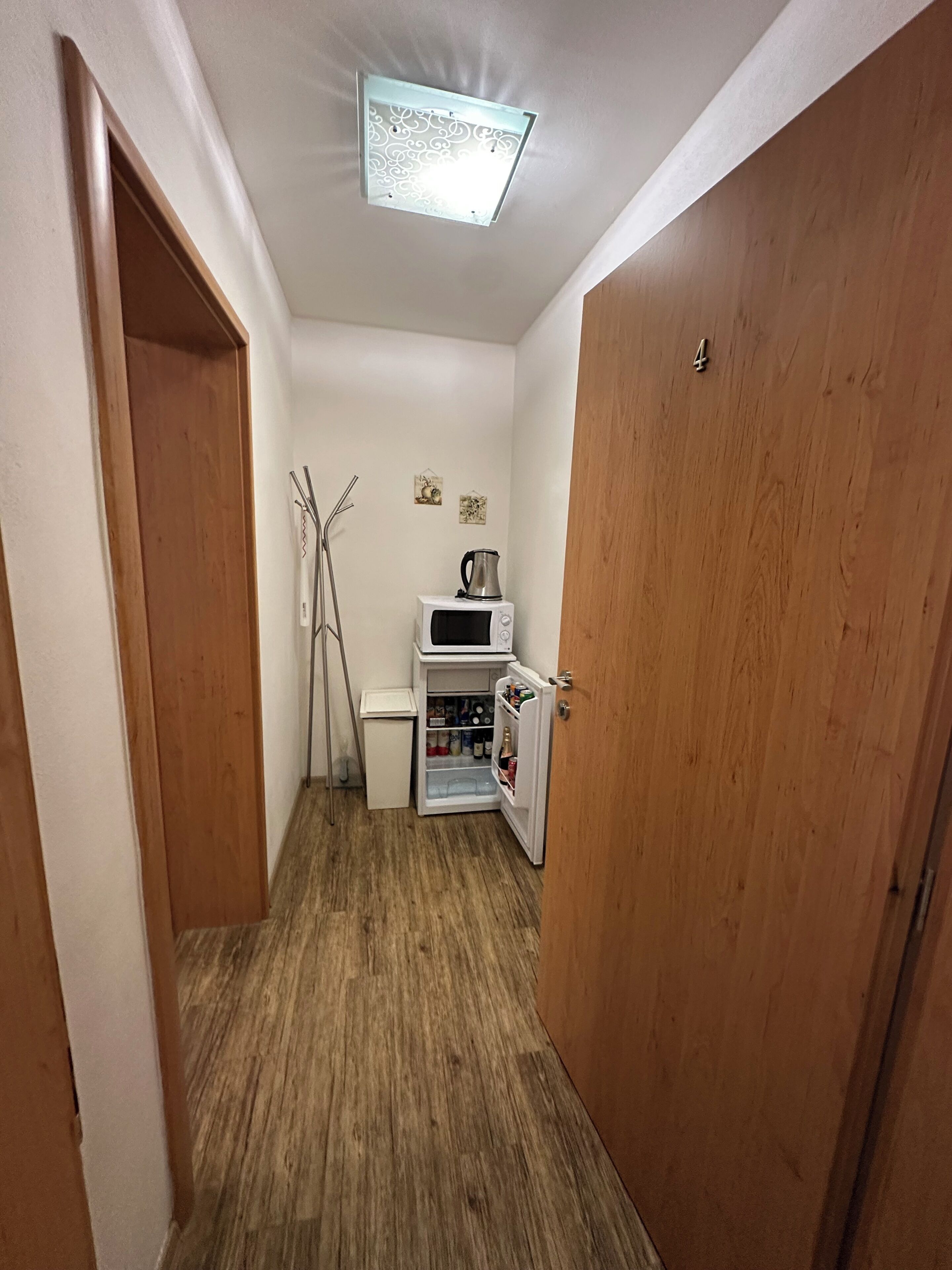 Habitación triple, 3 camas individuales, no fumadores, frigorífico y microondas | Minibar, tabla de planchar con plancha, cunas (de pago) y wifi gratis