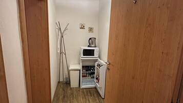 Habitación triple, 3 camas individuales, no fumadores, frigorífico y microondas | Minibar, tabla de planchar con plancha, cunas (de pago) y wifi gratis