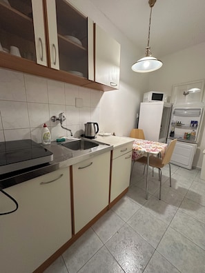 Departamento (5 Osob) | Cocina privada | Refrigerador, tetera eléctrica y congelador