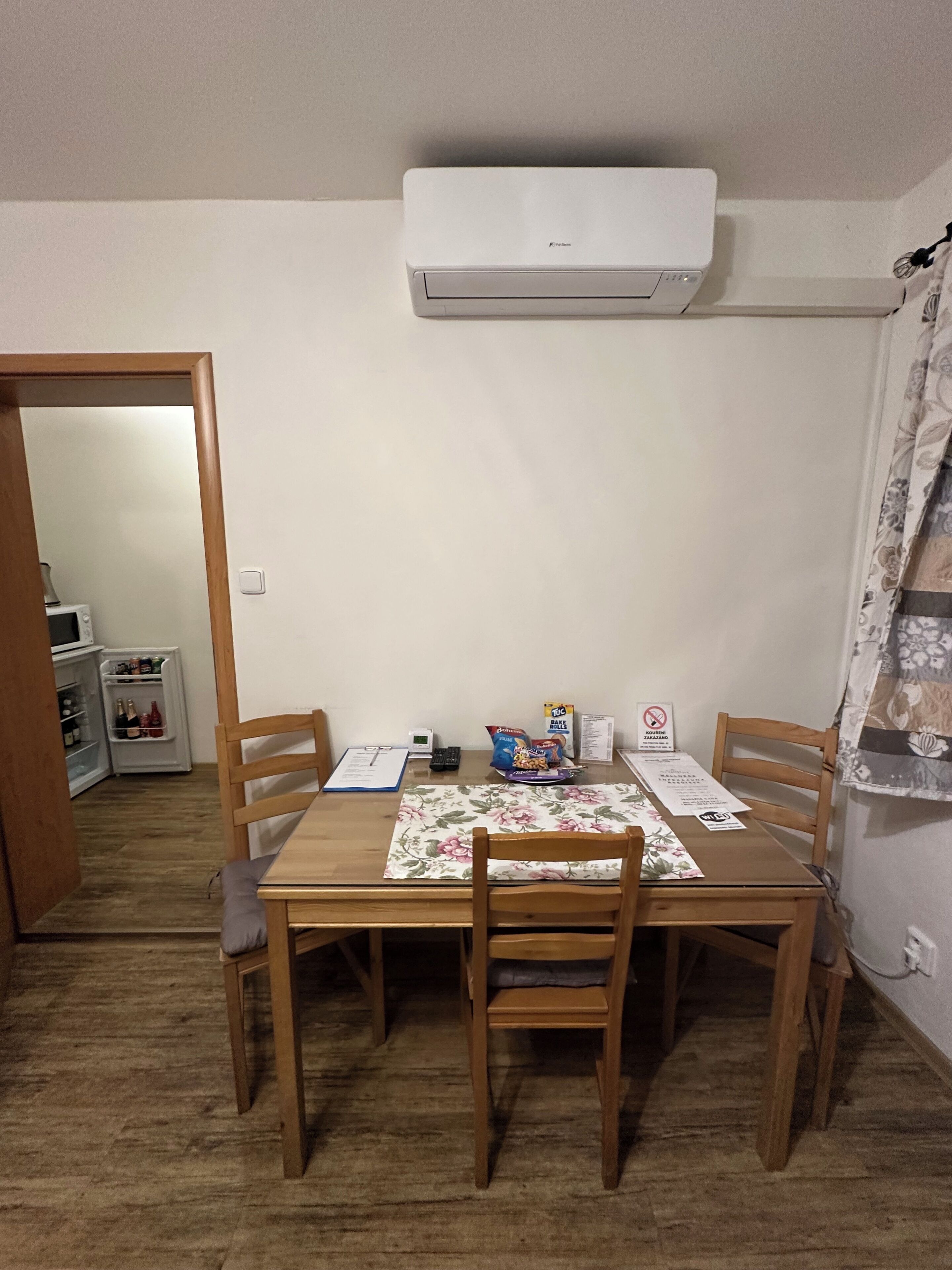 Minibar, tabla de planchar con plancha, wifi gratis y ropa de cama 