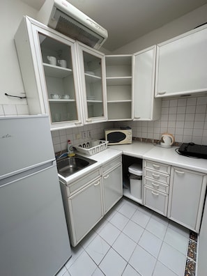Departamento (3 Osoby) | Cocina privada | Refrigerador, tetera eléctrica y congelador