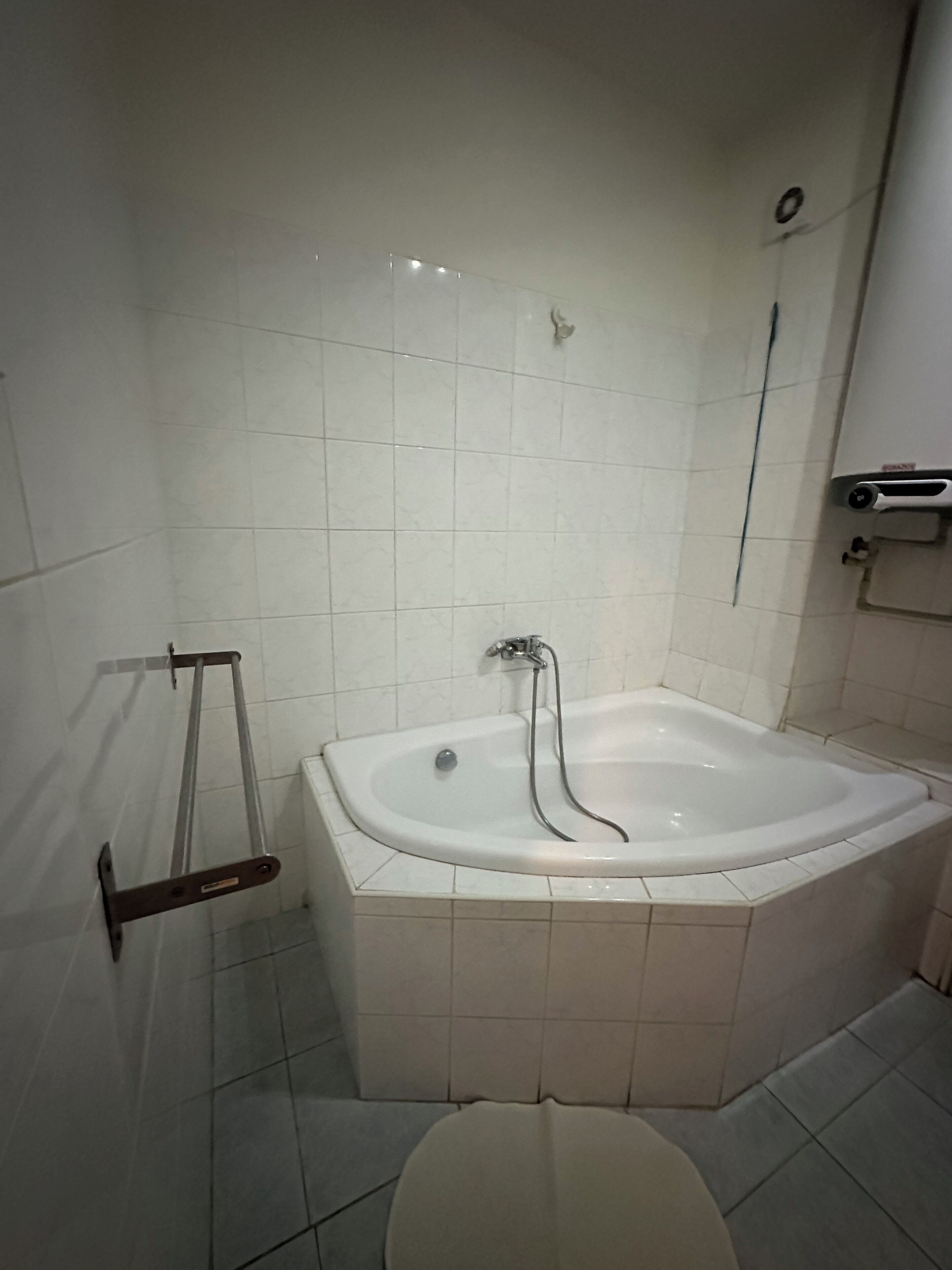 Un baño con bañera, inodoro y ducha.