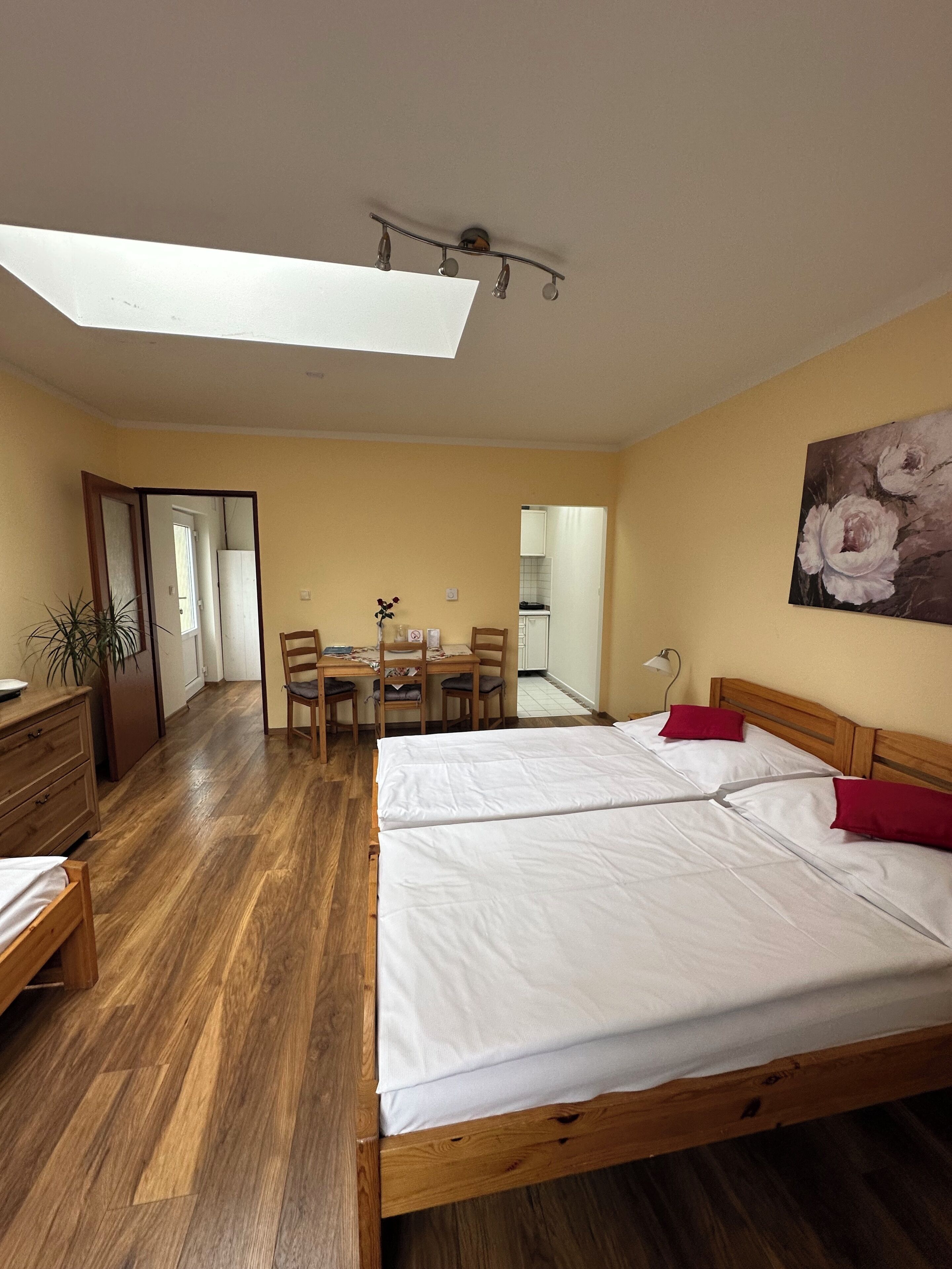 Un dormitorio con una cama de madera, un escritorio y una silla.