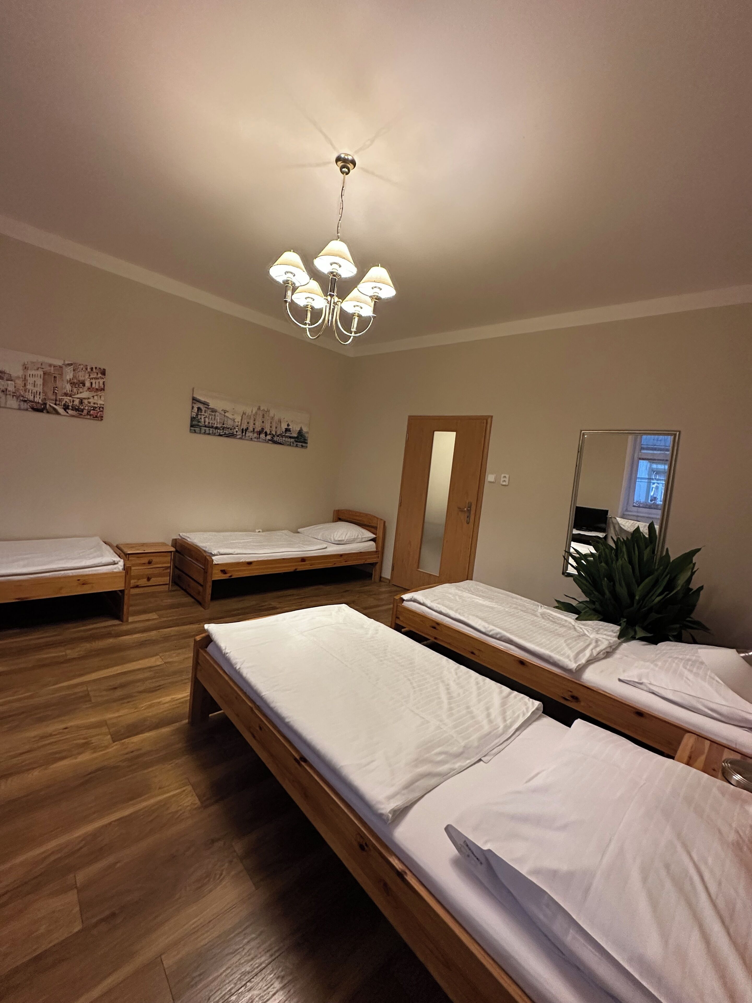 Minibar, tabla de planchar con plancha, wifi gratis y ropa de cama 