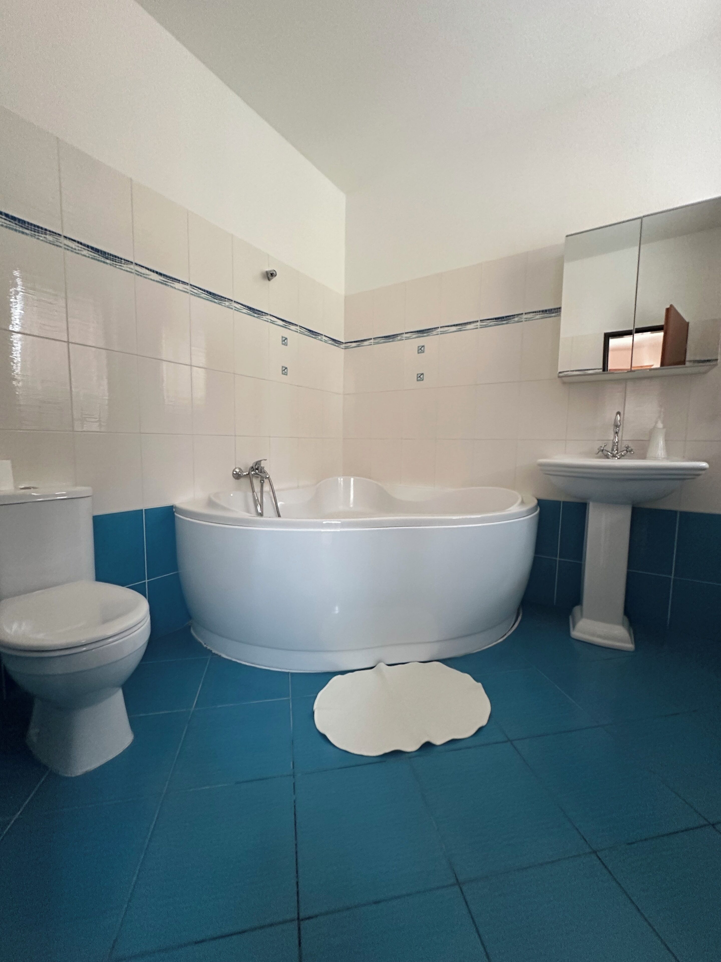 Une salle de bain avec une baignoire, des toilettes et un lavabo.