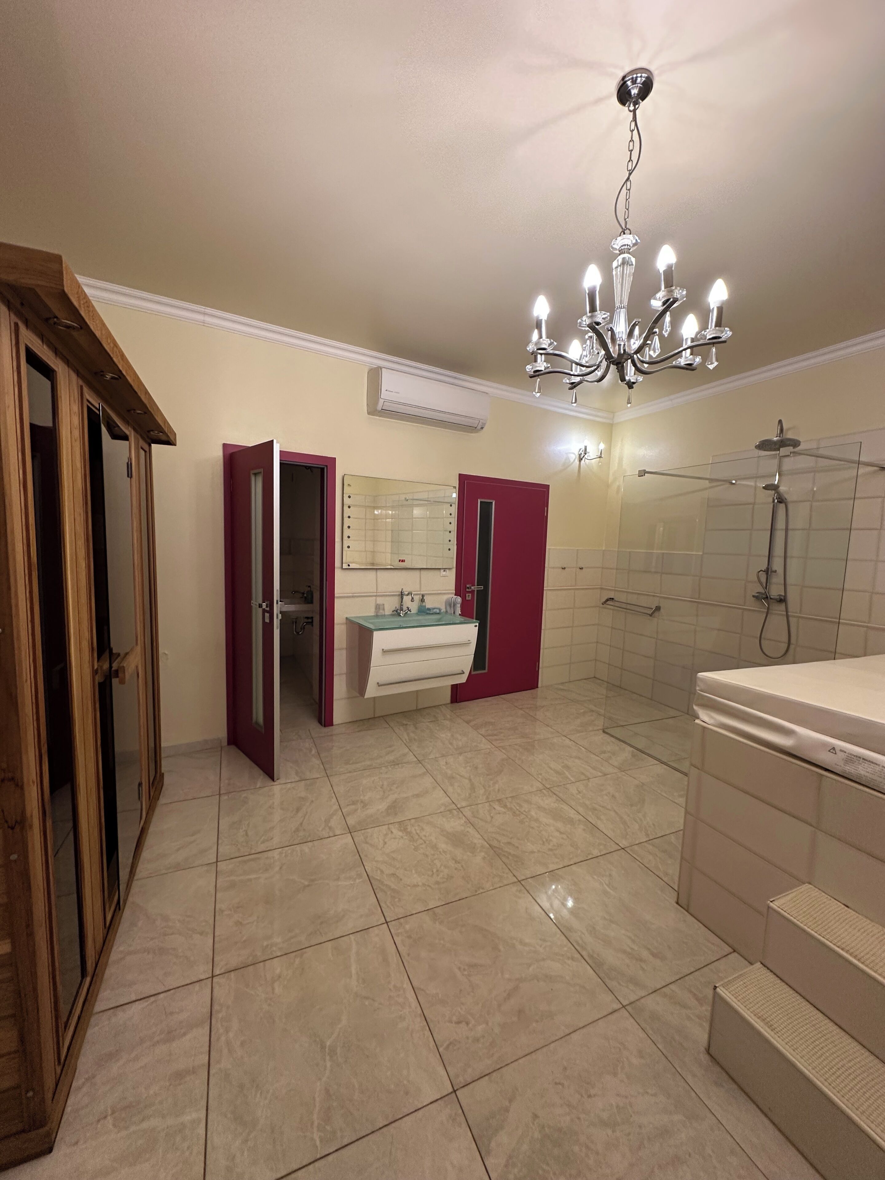 Un baño con ducha, lavabo y espejo.