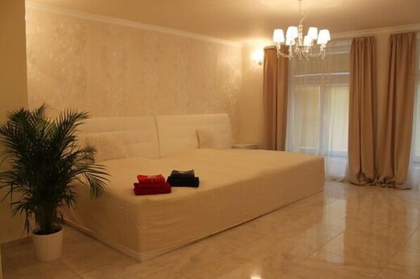 Departamento (President Apartment with Wellness) | Minibar, espacio para trabajar con laptop y cortinas blackout 