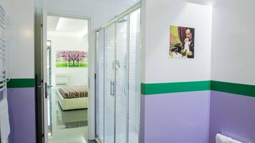 Minibar, Zimmersafe, Schreibtisch, kostenloses WLAN