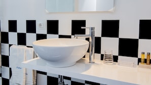 A modern bathroom with a large white vessel sink, chrome faucet, and a mirror above. - B&B il Castelluccio (Arezzo)