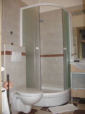 Habitación | Baño | Regadera, amenidades de baño gratuitas, secadora de cabello, toallas