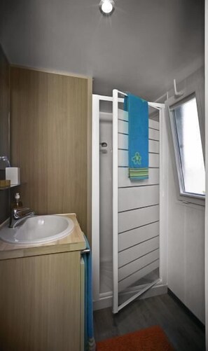 Mobile Classic-Unterkunft, 2 Schlafzimmer, Gartenblick | Badezimmer | Dusche