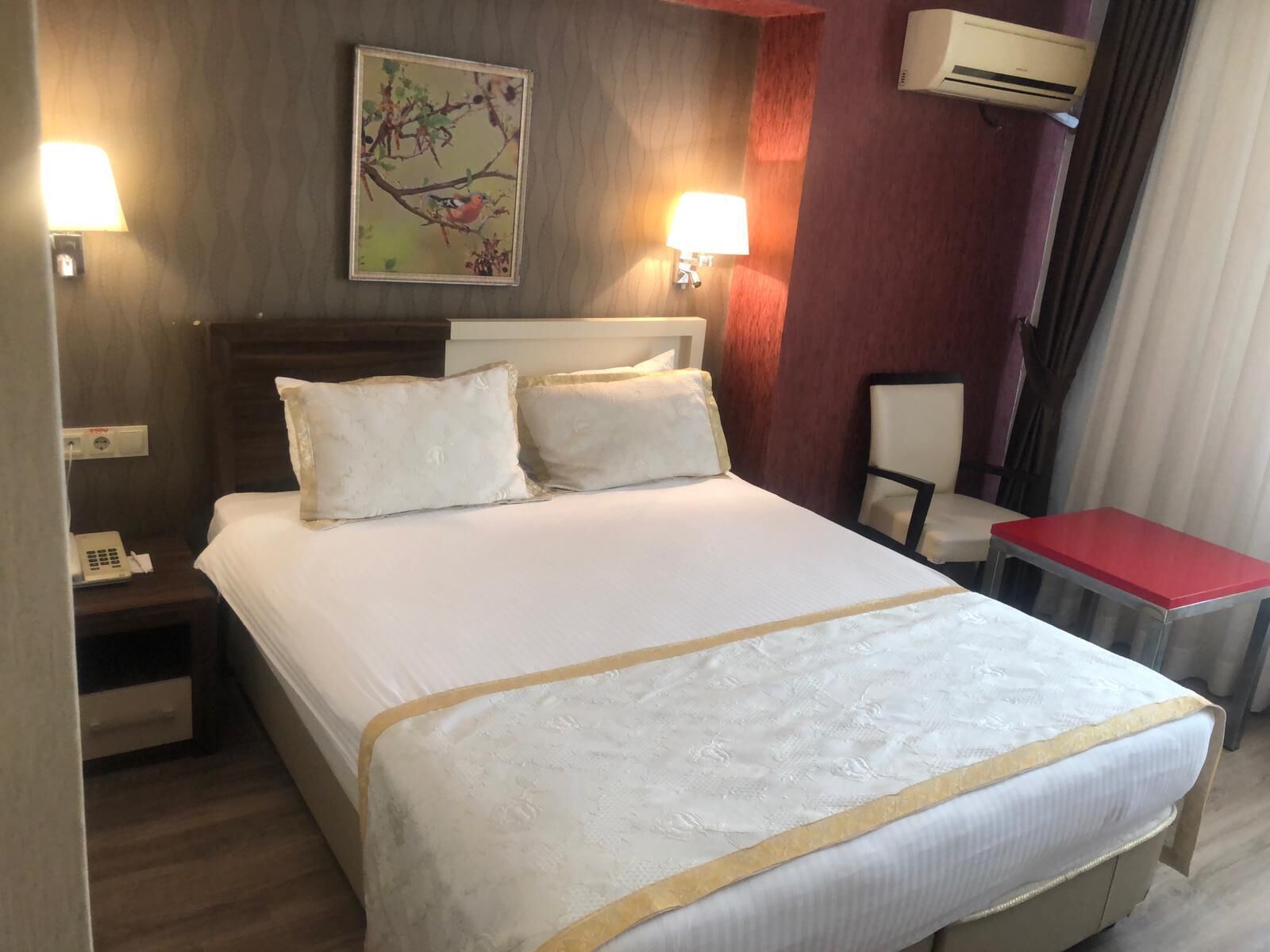 standard room | in-room safe, desk, free cots/infant beds, free wifi