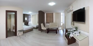 Triple Room | In-room safe, desk, free cribs/infant beds, free WiFi