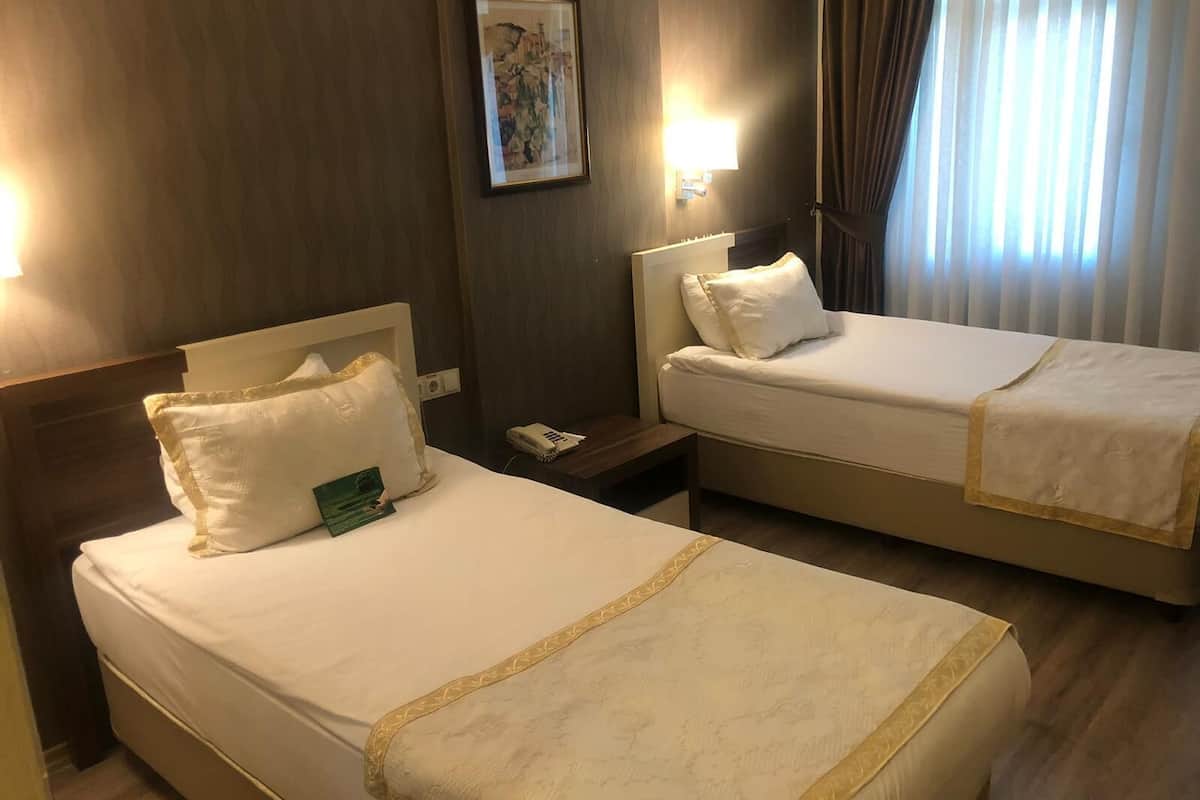 standard room | in-room safe, desk, free cots/infant beds, free wifi