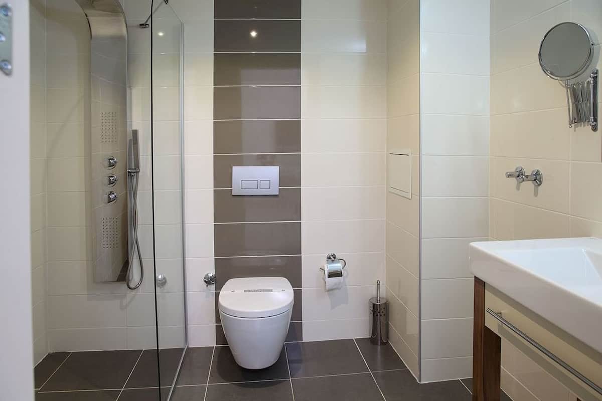 junior suite | bathroom | shower, free toiletries, hair dryer, towels