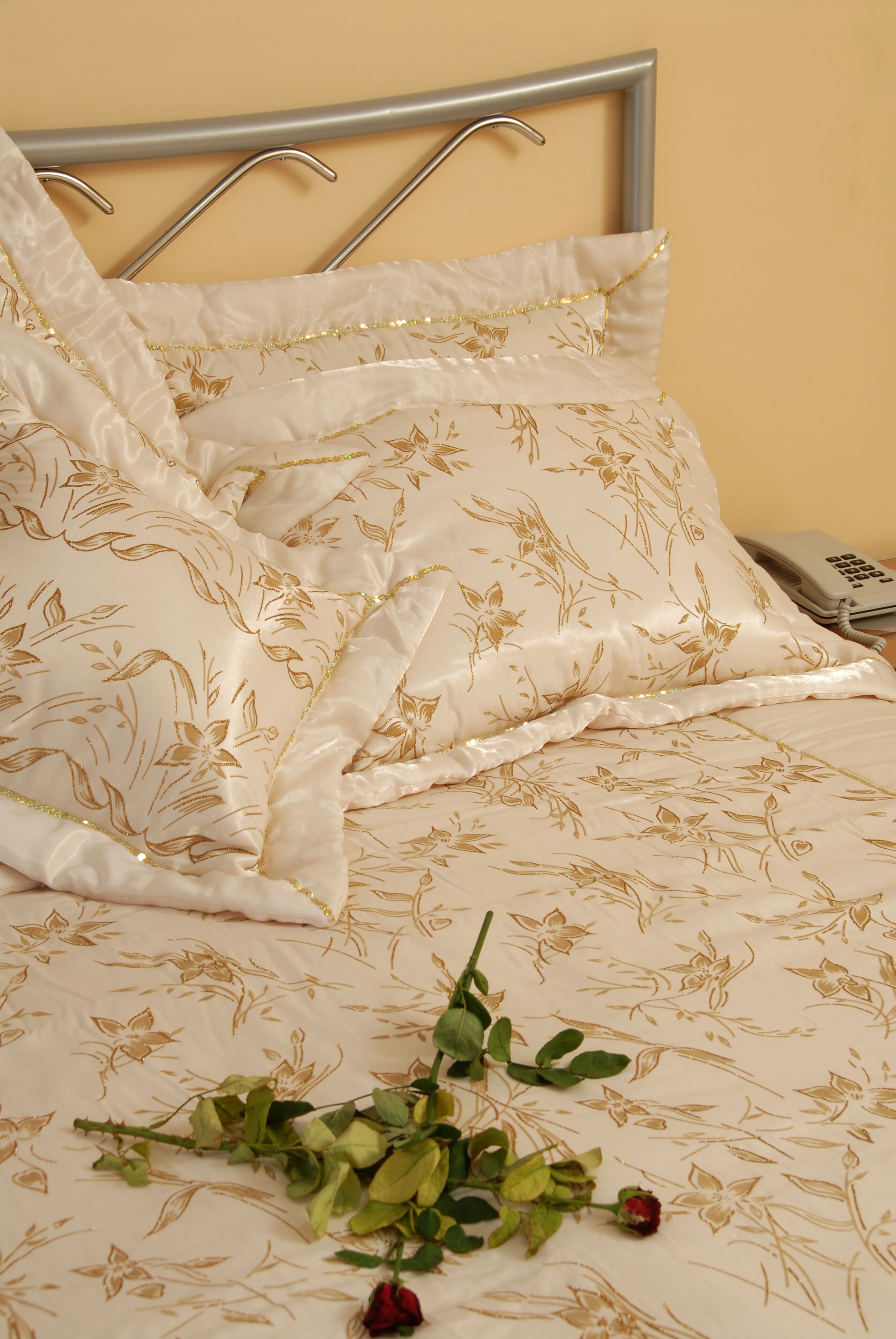 suite | in-room safe, desk, free cots/infant beds, free wifi