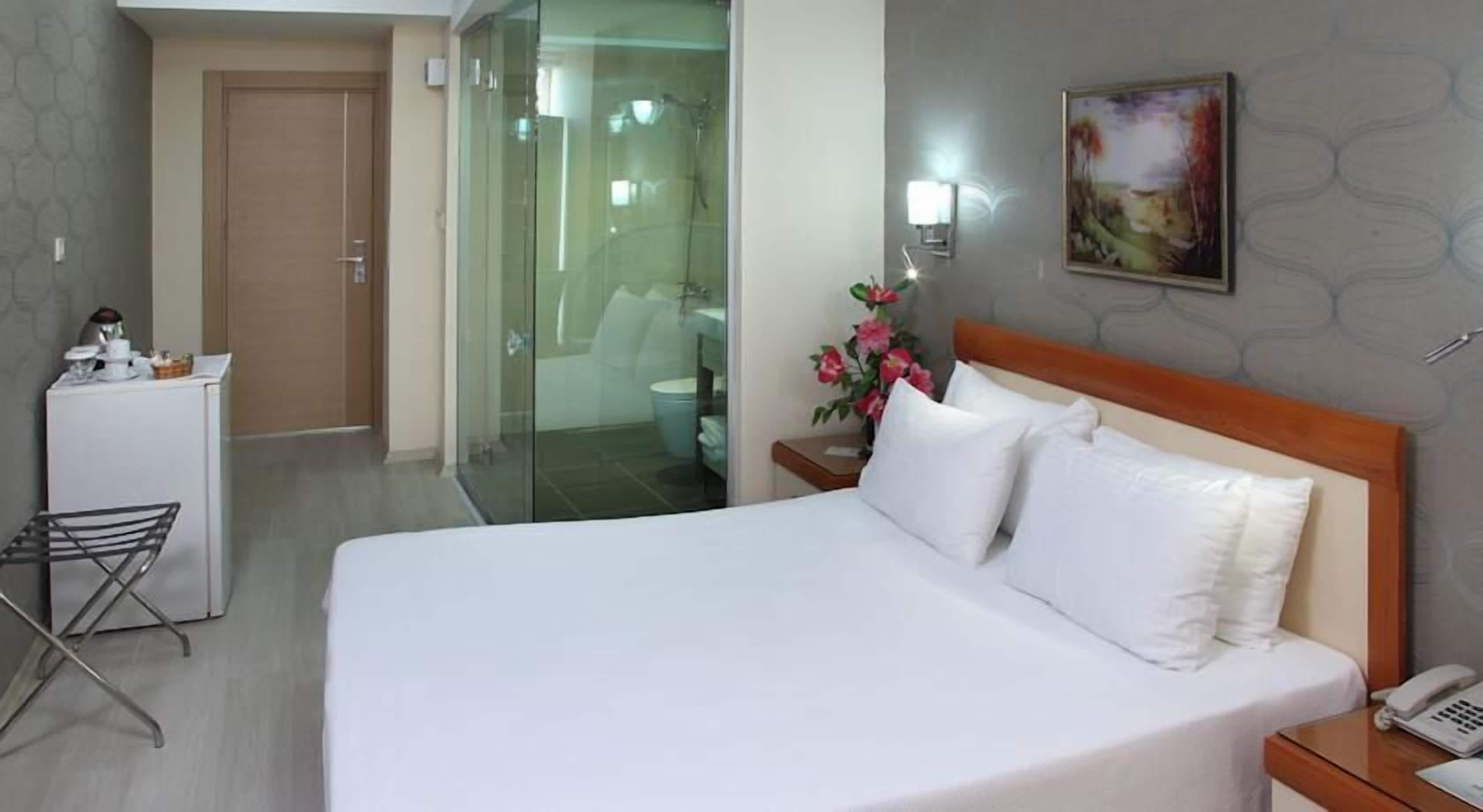 房內夾萬、書桌、免費嬰兒床、免費 Wi-Fi