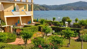 Un hotel con piscina, zona de estar al aire libre y vista al mar.