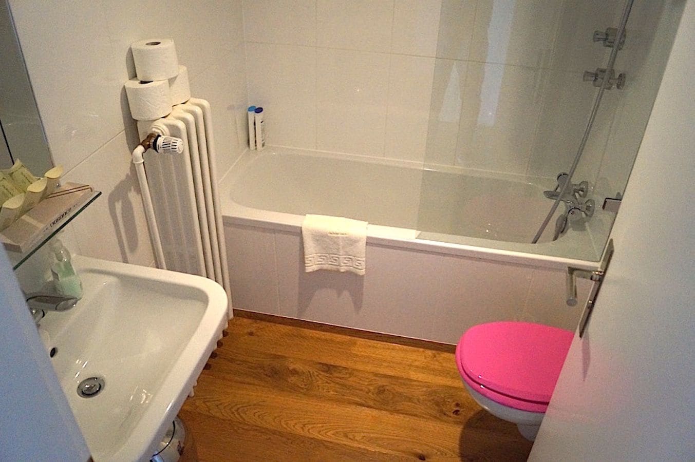 Un baño con bañera, inodoro y lavamanos.