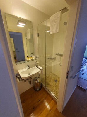 Deluxe Single Room, Ensuite | Bathroom | Free toiletries, towels - Hotel Freiheit (Cologne)