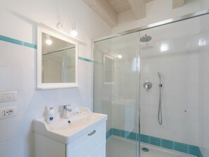 Habitació doble superior, diversos llits, no fumadors, vistes al turó | Bany | Dutxa, articles de tocador gratuïts, assecador de cabells i barnussos 