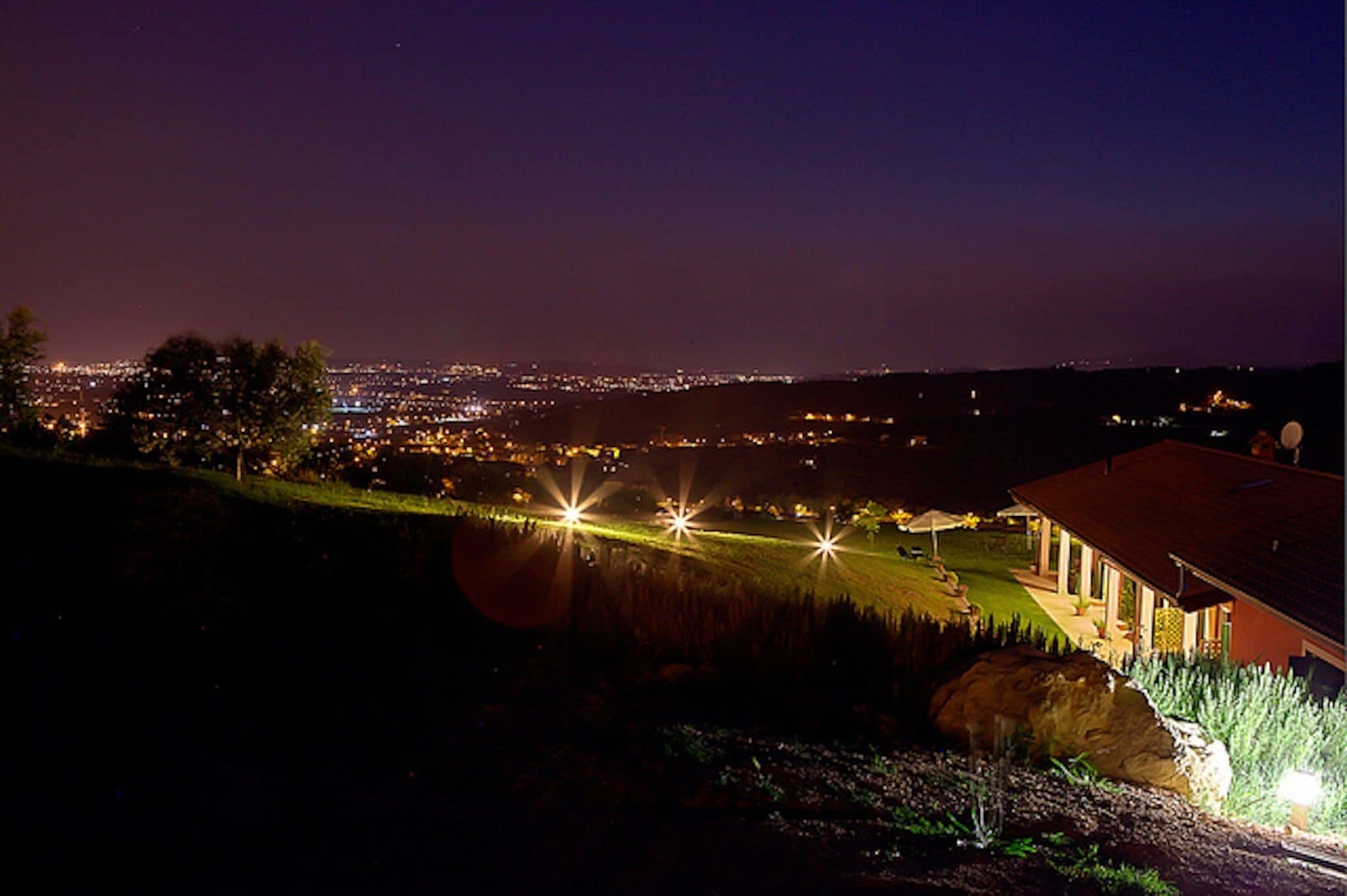 Fassade der Unterkunft – Abend/Nacht