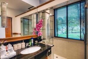 Regadera, amenidades de baño gratuitas, secadora de cabello, batas 