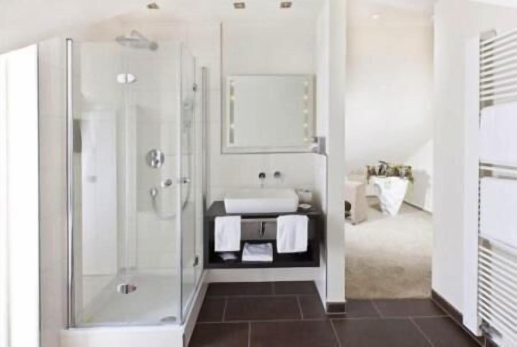Dusche, kostenlose Toilettenartikel, Haartrockner, Handtücher