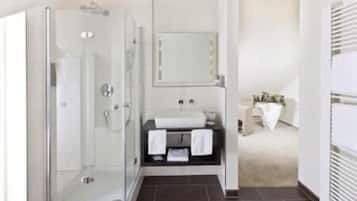 Dusche, kostenlose Toilettenartikel, Haartrockner, Handtücher